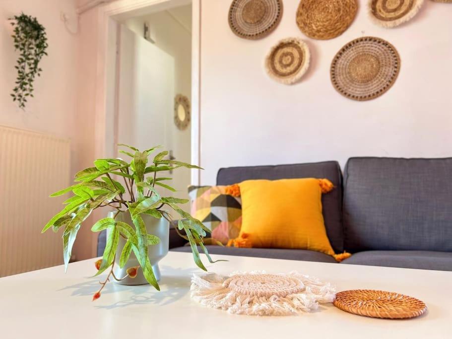 Cozy Fairytal Garden Apartment, Family Friendly, Free Parking, 15 Min To Airport Athena Bagian luar foto