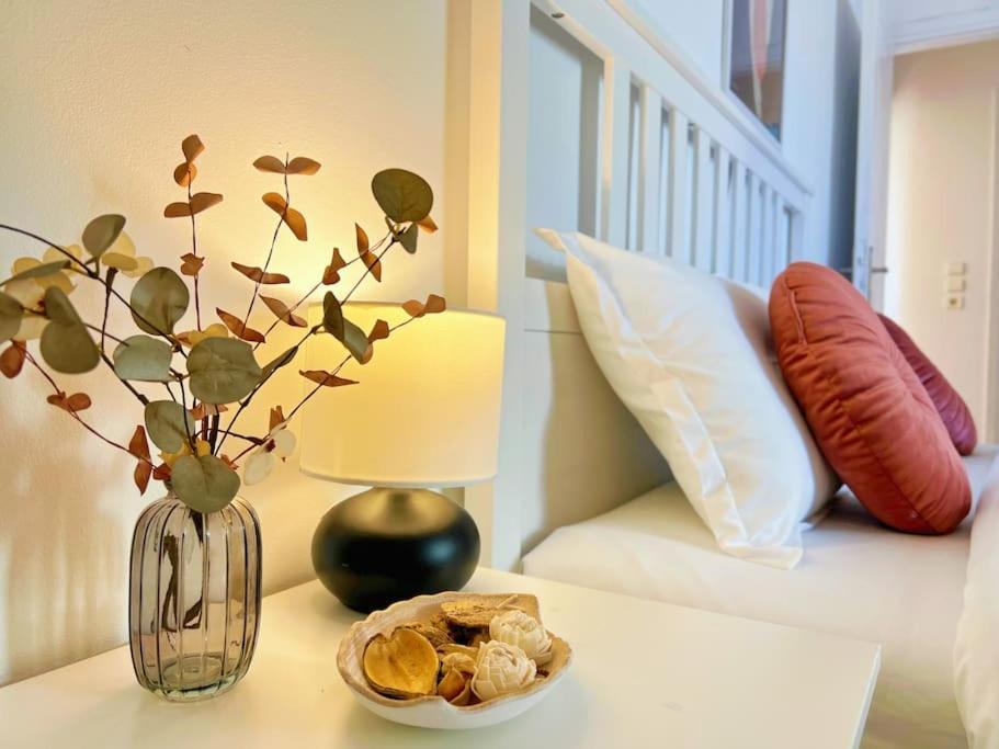 Cozy Fairytal Garden Apartment, Family Friendly, Free Parking, 15 Min To Airport Athena Bagian luar foto