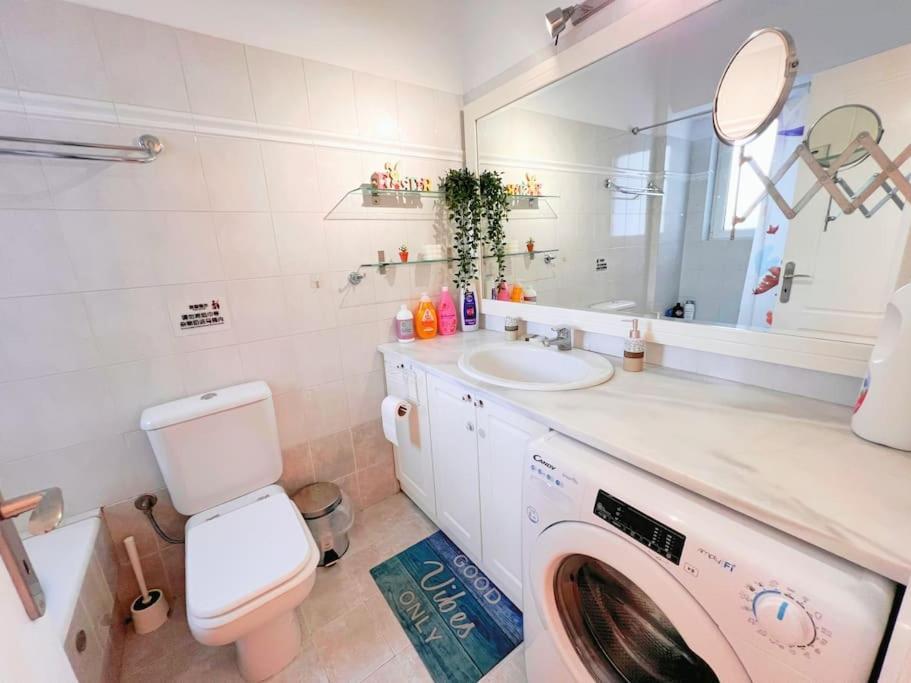 Cozy Fairytal Garden Apartment, Family Friendly, Free Parking, 15 Min To Airport Athena Bagian luar foto