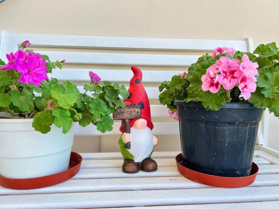 Cozy Fairytal Garden Apartment, Family Friendly, Free Parking, 15 Min To Airport Athena Bagian luar foto